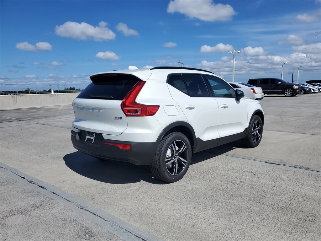 New 2026 Volvo XC40 B5 Core SUV