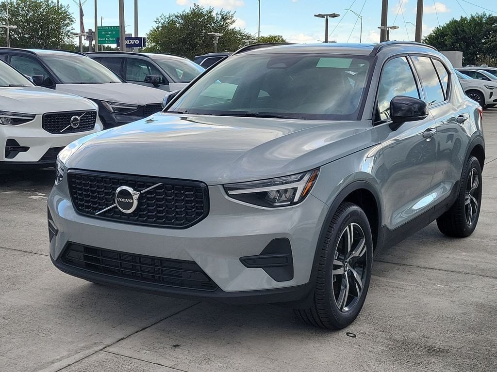 New 2026 Volvo XC40 B4 Core SUV