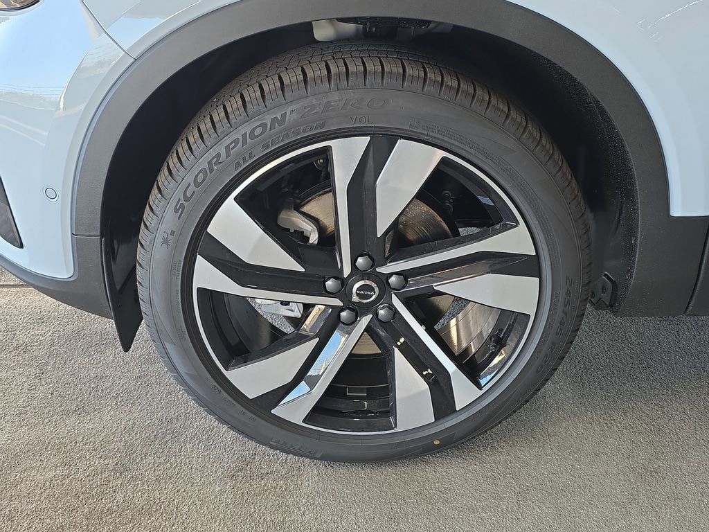 New 2026 Volvo XC40 B5 Ultra SUV