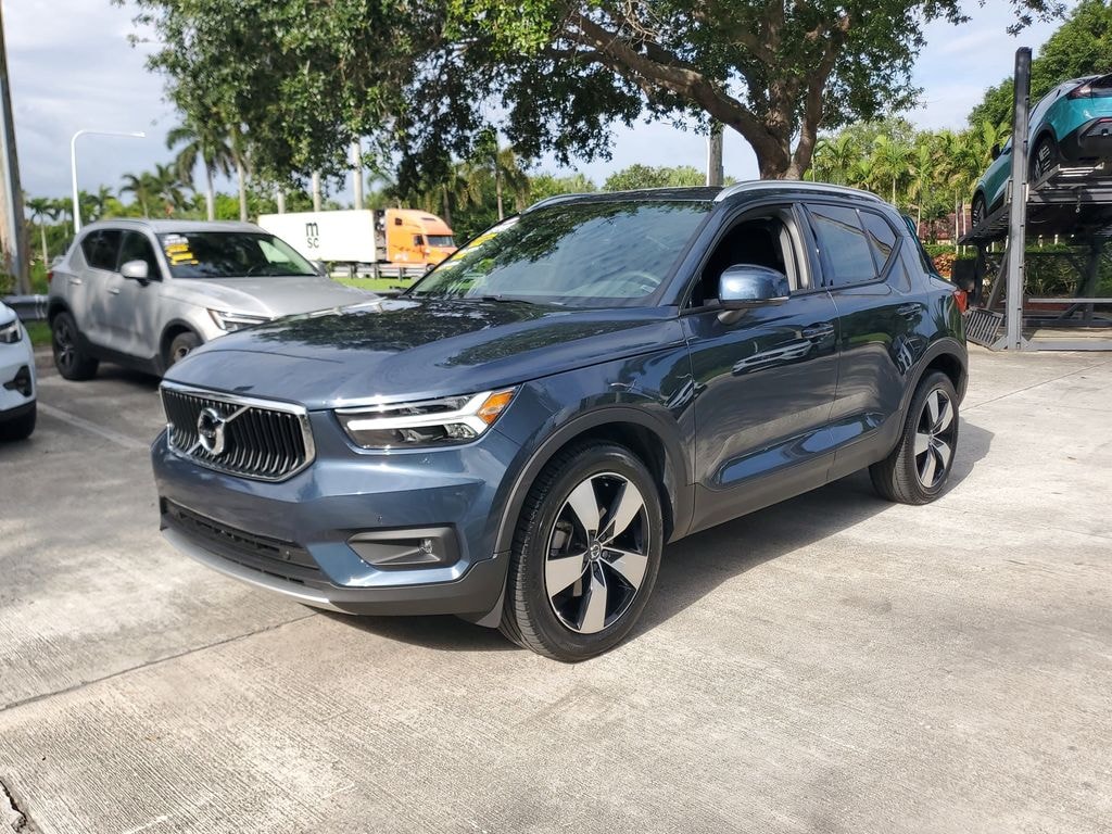 Certified 2022 Volvo XC40 Momentum SUV