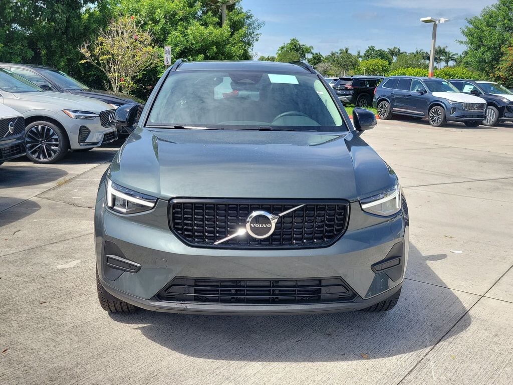 New 2026 Volvo XC40 B5 Core SUV