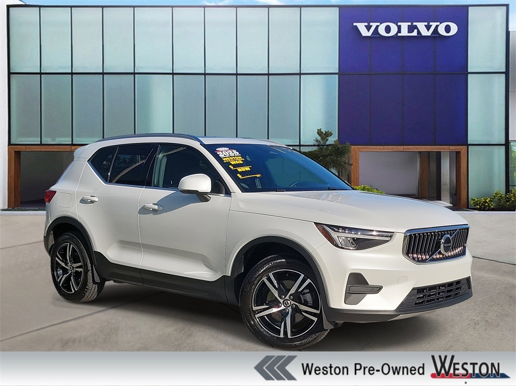 2025 Volvo XC40 B5 Core