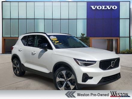 2024 Volvo XC40 B5 Plus Dark Theme SUV