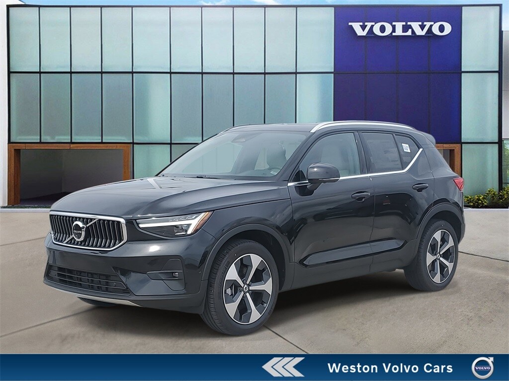 2025 Volvo XC40 B5 Plus Bright Theme
