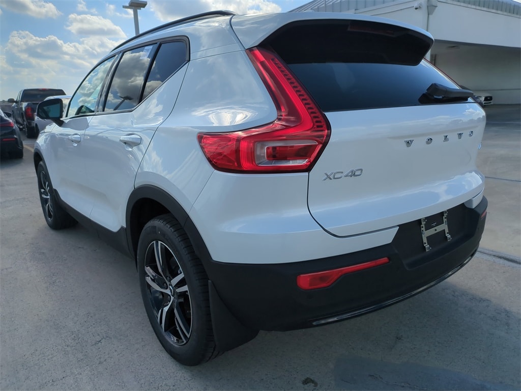 New 2026 Volvo XC40 B5 Core SUV