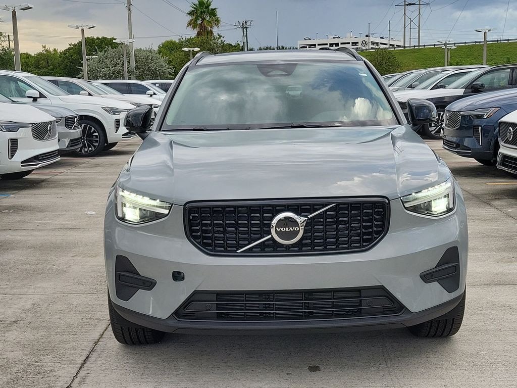 New 2026 Volvo XC40 B4 Core SUV