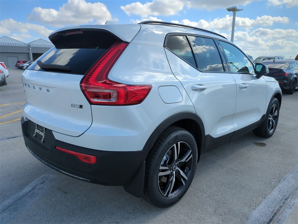 New 2026 Volvo XC40 B5 Core SUV