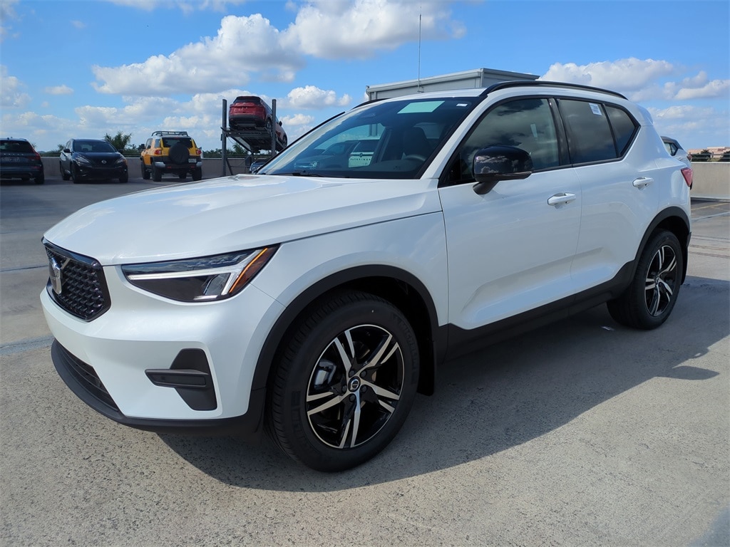 New 2026 Volvo XC40 B5 Core SUV