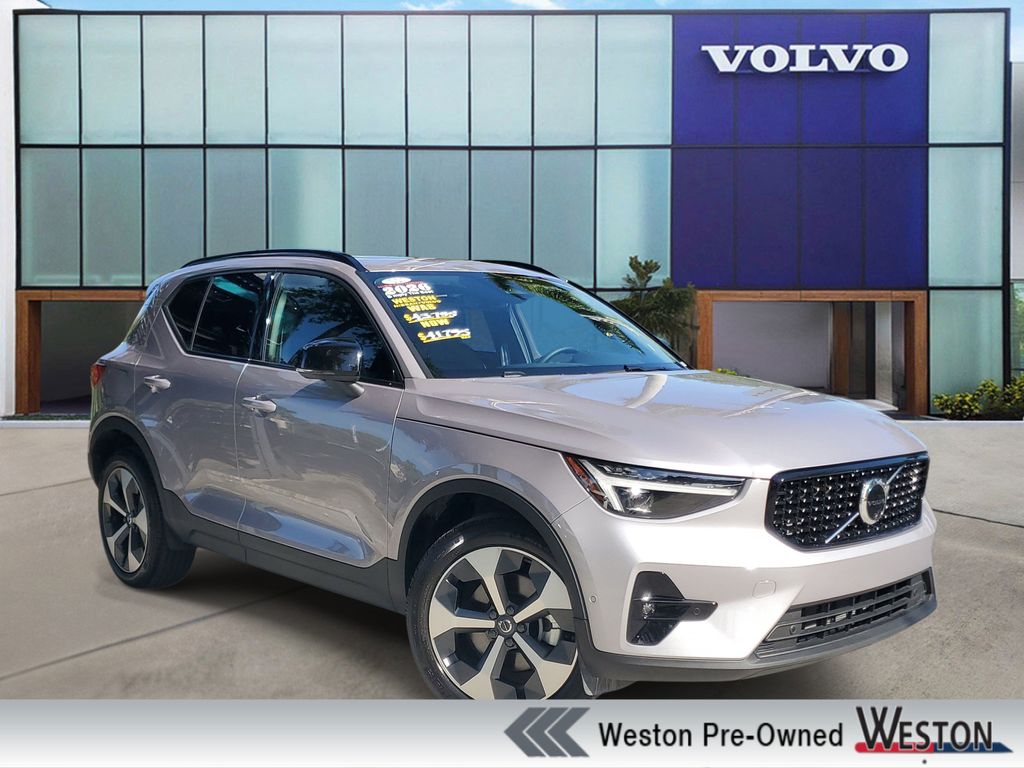 2026 Volvo XC40 B5 Plus Dark AWD's photo