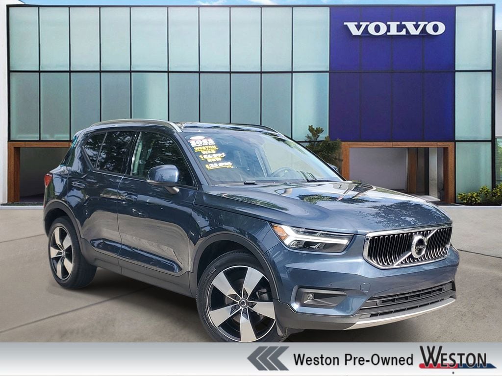 Certified 2022 Volvo XC40 Momentum SUV