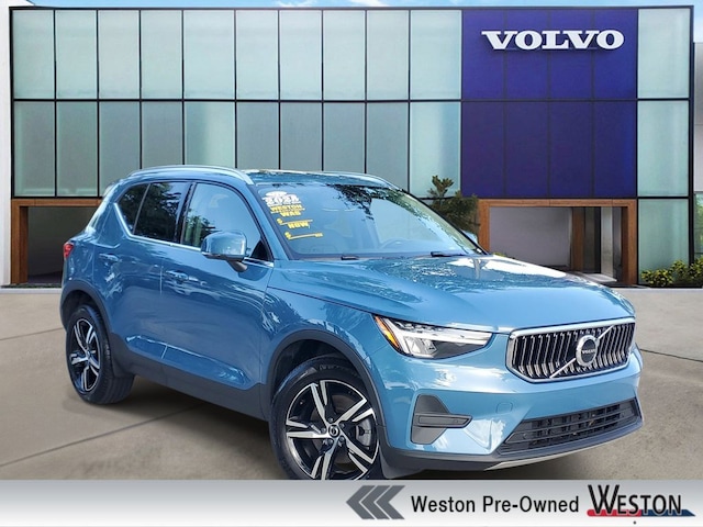 2025 Volvo XC40 B5 Core SUV