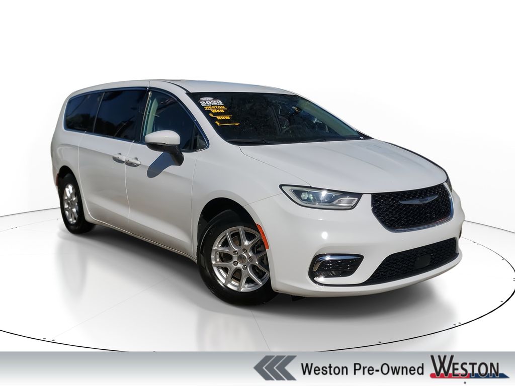 2023 Chrysler Pacifica Touring L's photo