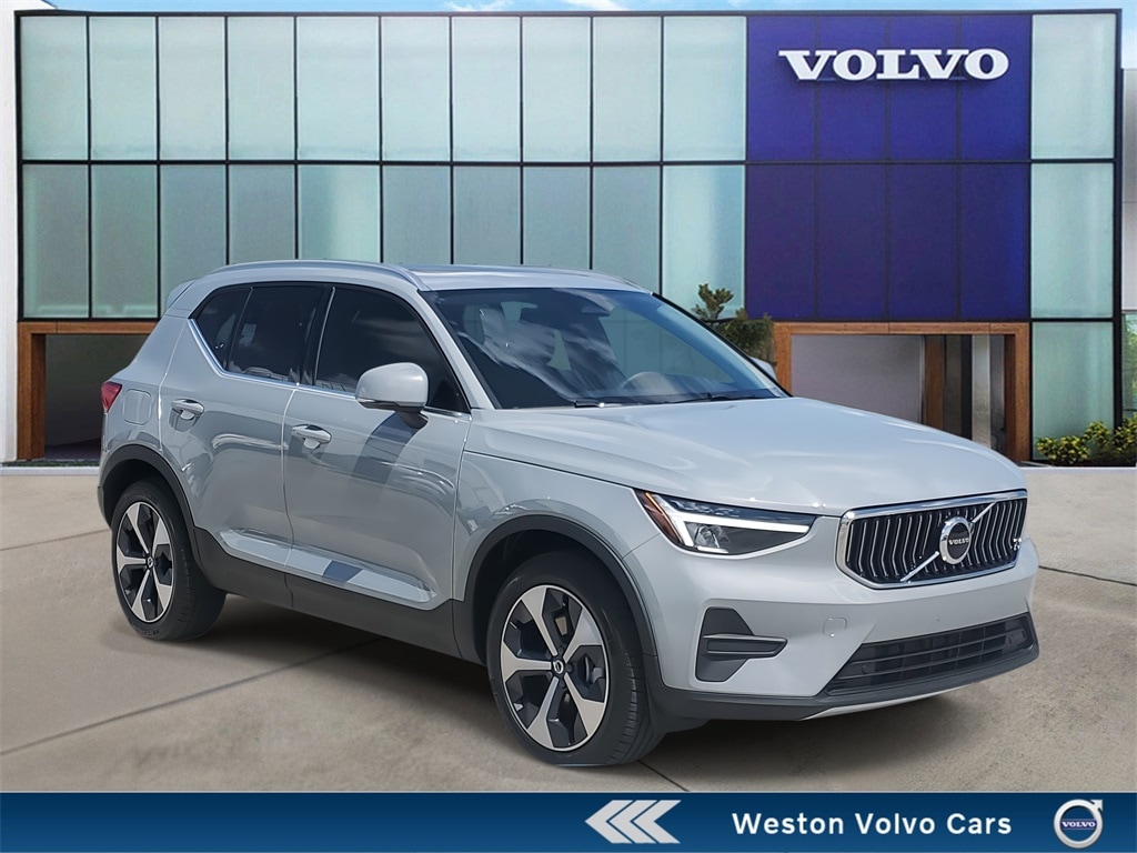 2025 Volvo XC40 B5 Core Bright Theme