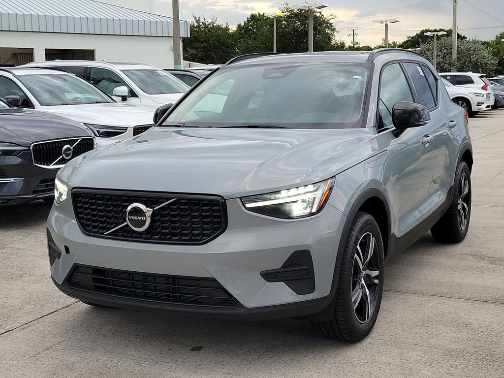 New 2026 Volvo XC40 B4 Core SUV