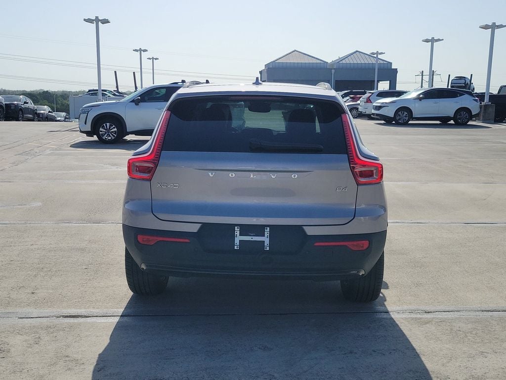 New 2026 Volvo XC40 B4 Core SUV