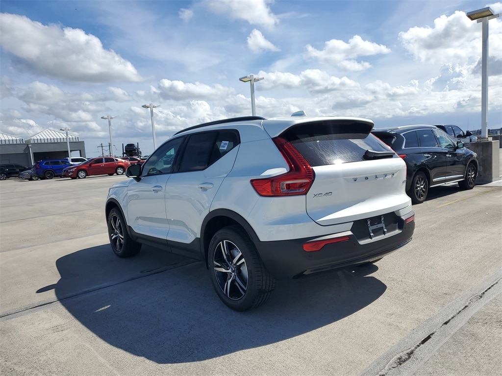 New 2026 Volvo XC40 B5 Core SUV