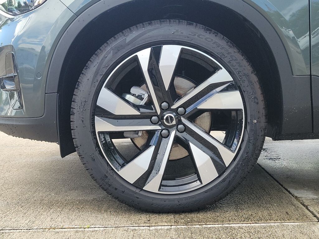 New 2026 Volvo XC40 B5 Plus SUV