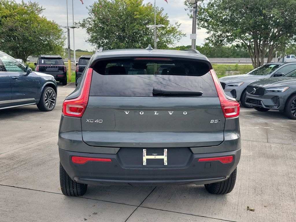 New 2026 Volvo XC40 B5 Core SUV