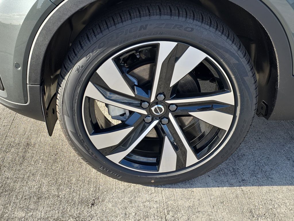 New 2026 Volvo XC40 B5 Ultra SUV