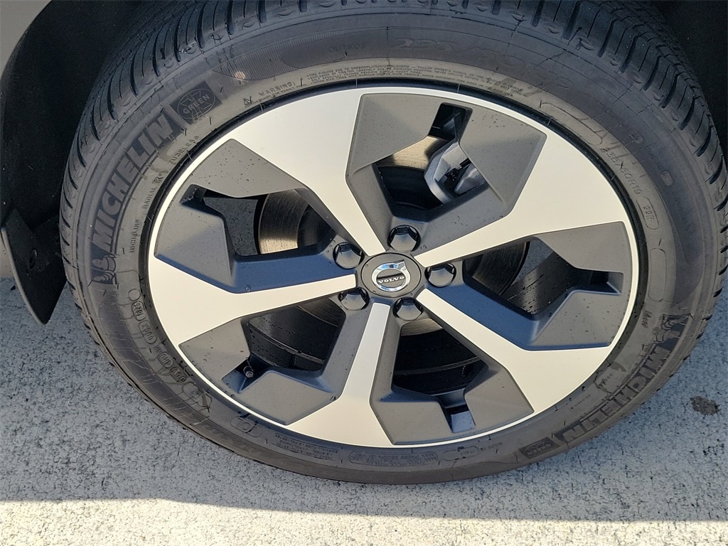 New 2026 Volvo XC40 B4 Plus SUV