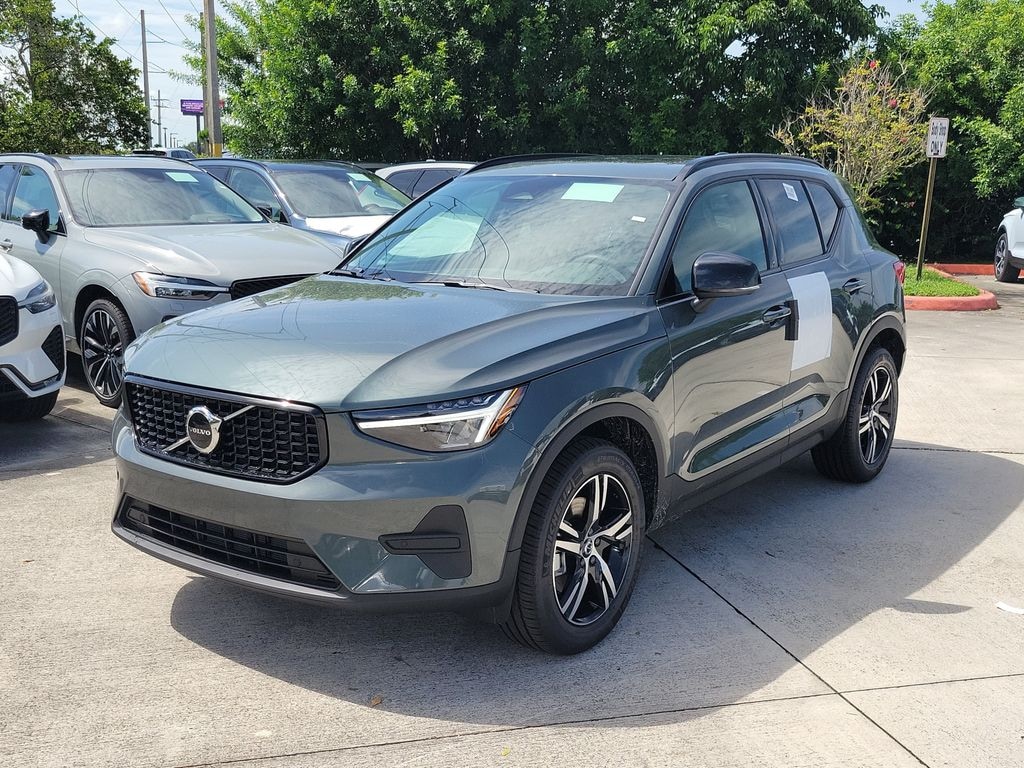New 2026 Volvo XC40 B5 Core SUV