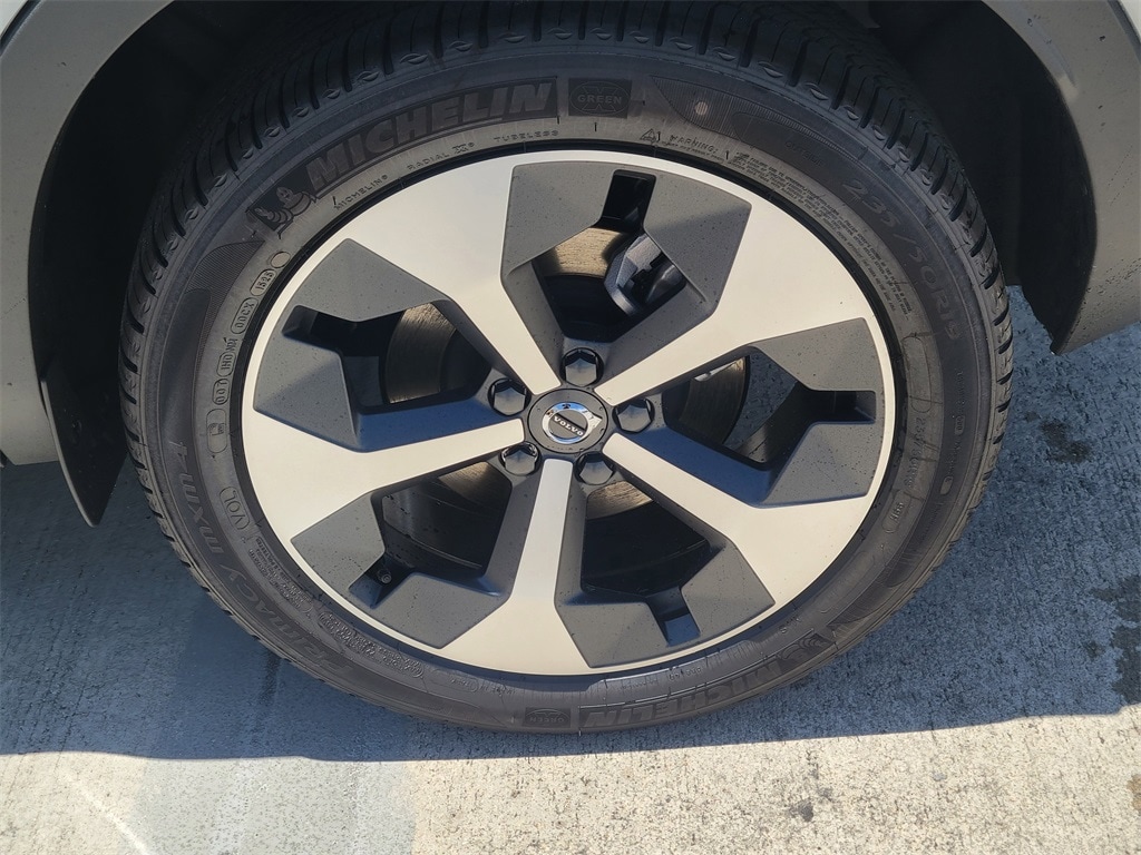 New 2026 Volvo XC40 B5 Plus SUV