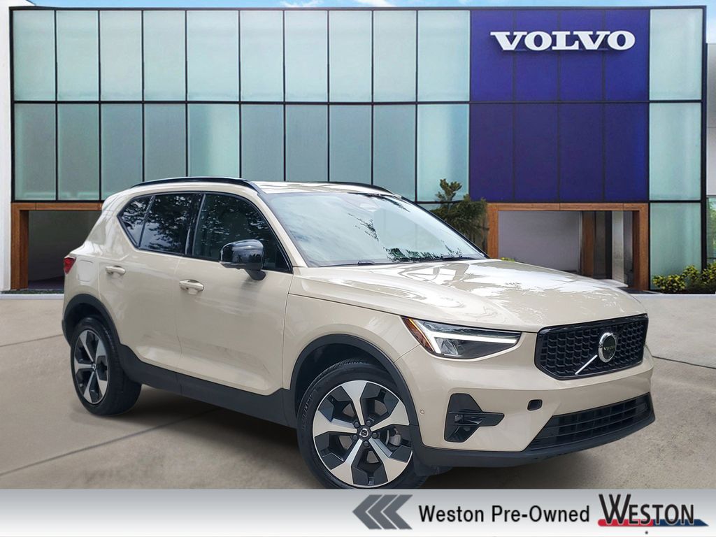 2025 Volvo XC40 B5 Plus Dark AWD's photo