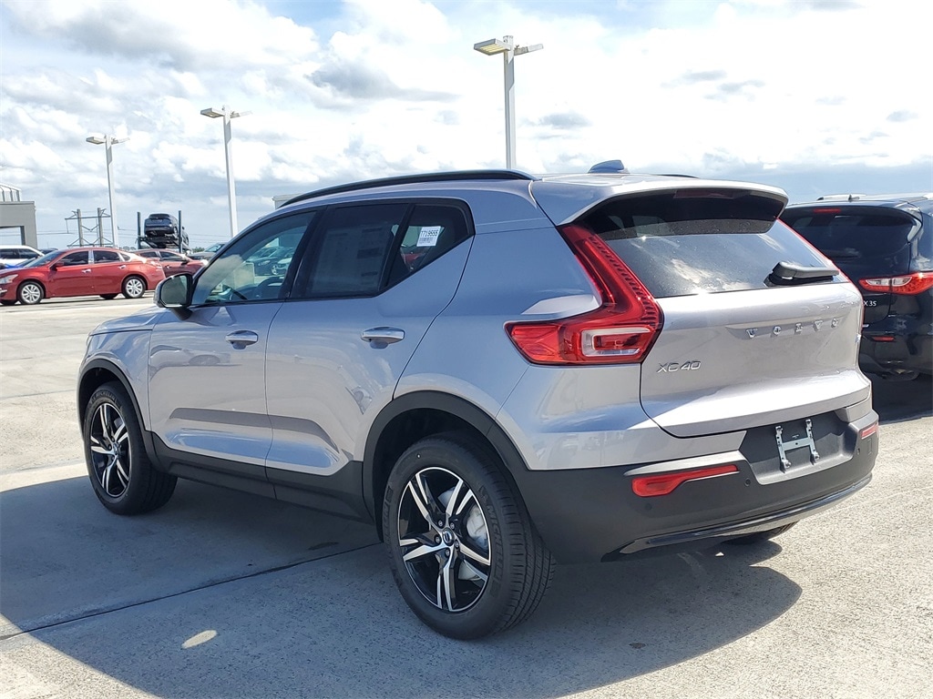 New 2026 Volvo XC40 B4 Core SUV