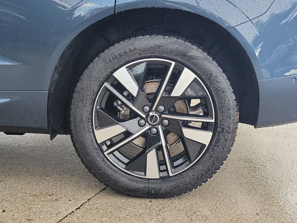New 2026 Volvo XC60 B5 Plus SUV