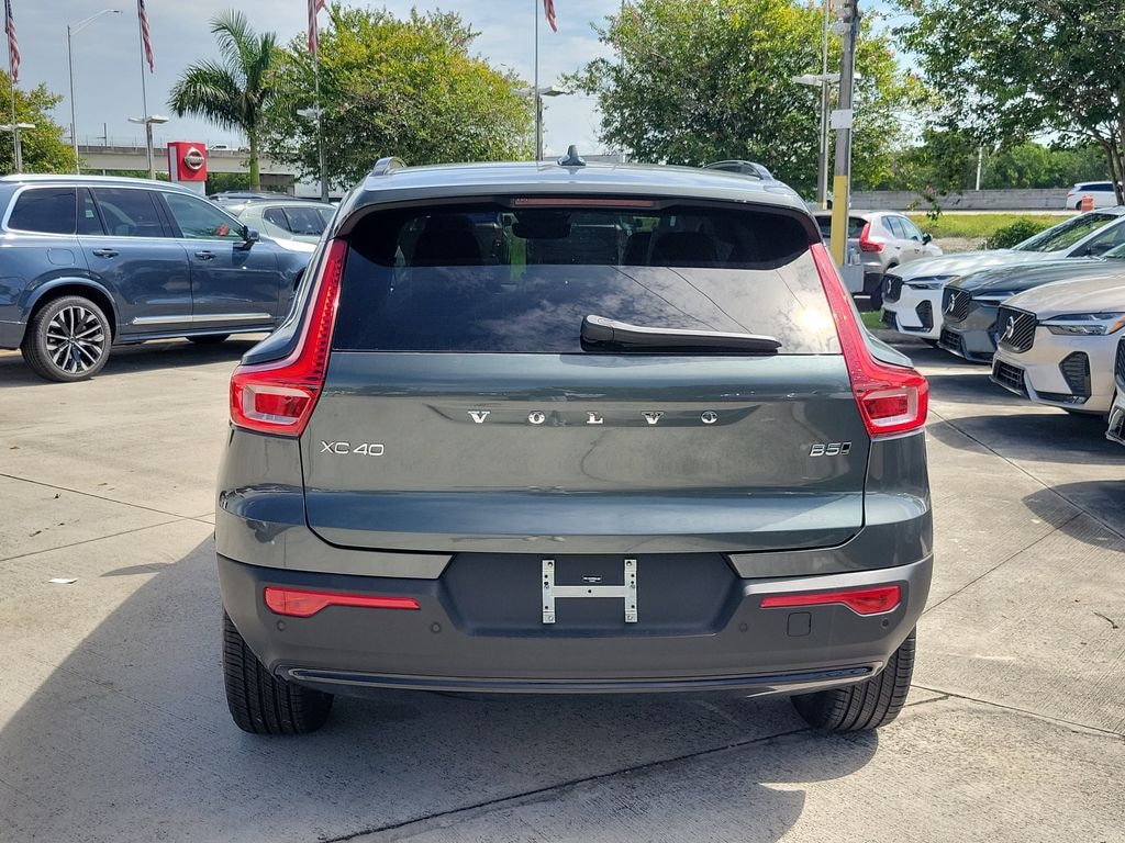 New 2026 Volvo XC40 B5 Core SUV