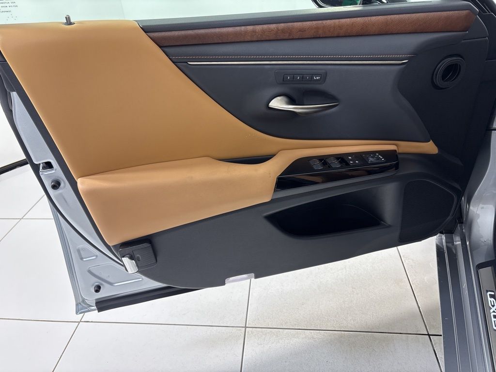 Thumbnail: 2023 Lexus ES - 16