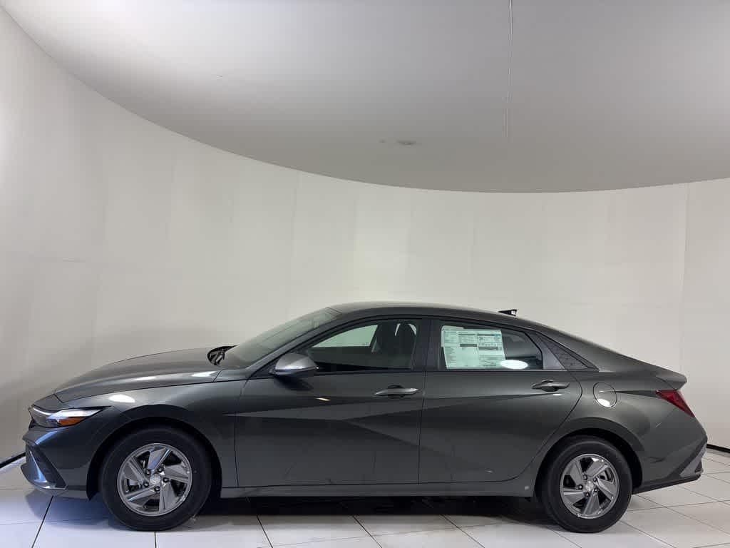 New 2025 Hyundai Elantra SE Sedan