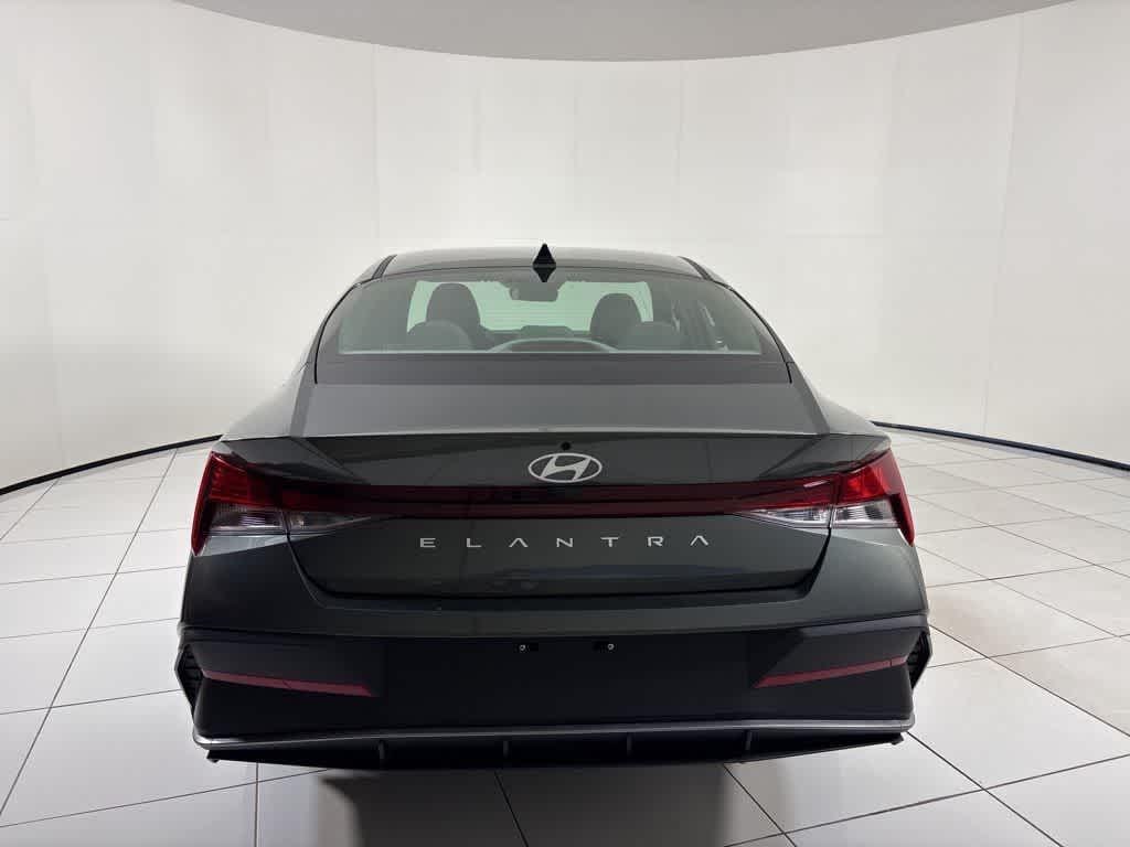 New 2025 Hyundai Elantra SE Sedan