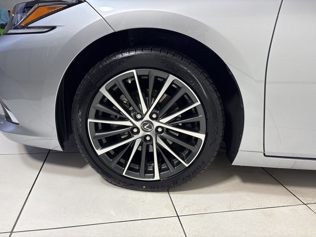 Thumbnail: 2023 Lexus ES - 9