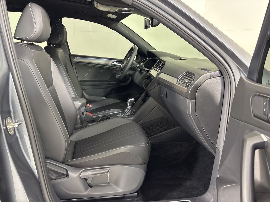 Thumbnail: 2023 Volkswagen Tiguan - 12