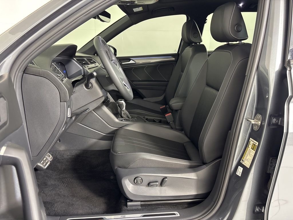 Thumbnail: 2023 Volkswagen Tiguan - 14