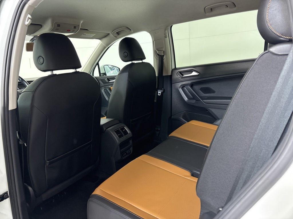 Thumbnail: 2018 Volkswagen Tiguan - 17