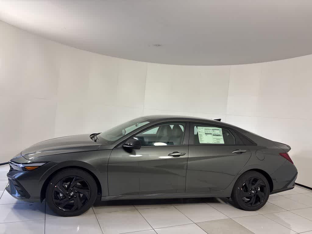 2026 Hyundai Elantra SEL Sport photo 2