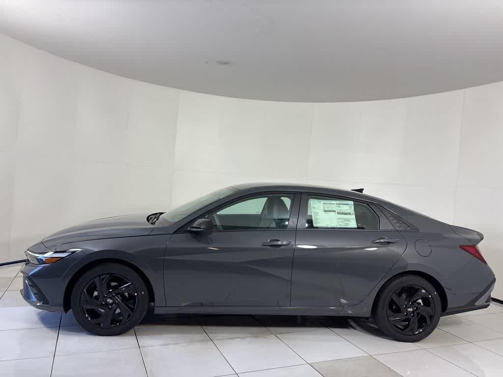 2026 Hyundai Elantra SEL Sport photo 2