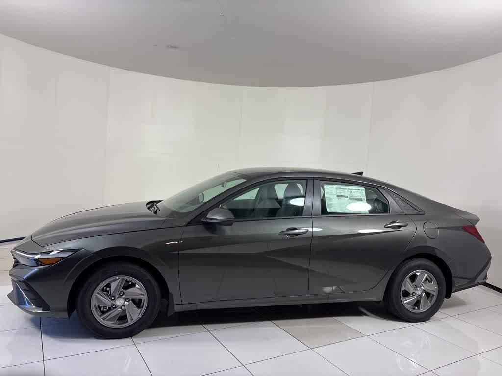 New 2025 Hyundai Elantra SE Sedan