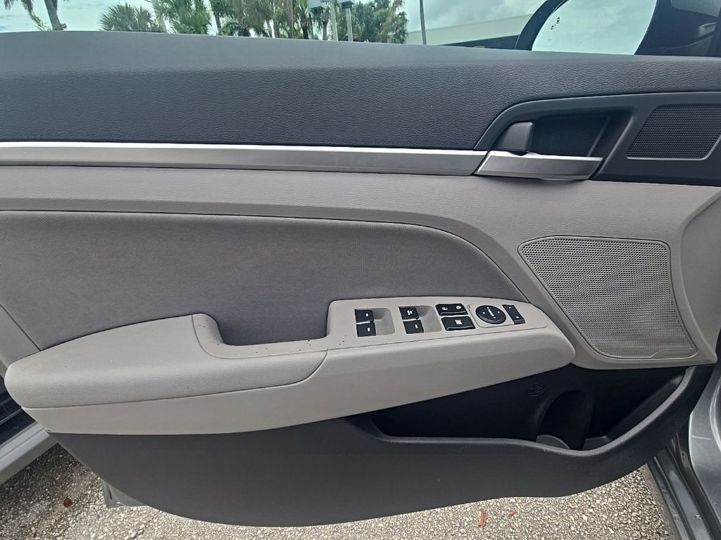 Thumbnail: 2019 Hyundai Elantra - 10