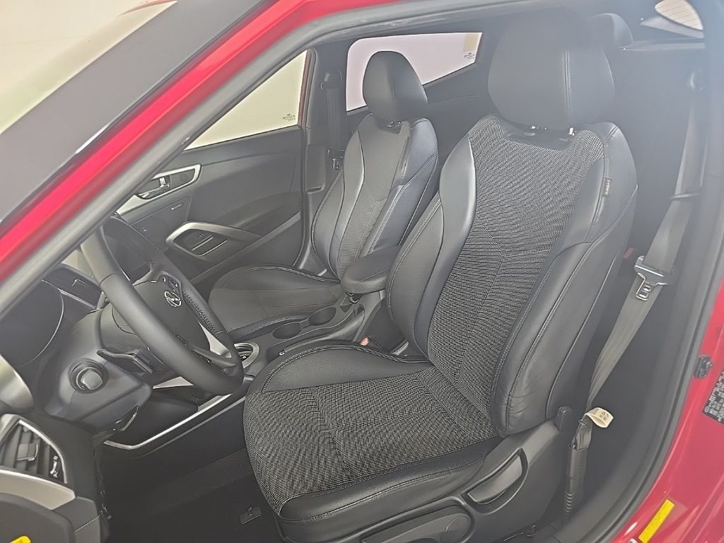 Thumbnail: 2016 Hyundai Veloster - 16