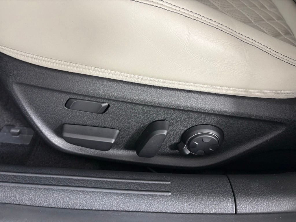 Thumbnail: 2023 Genesis G70 - 15