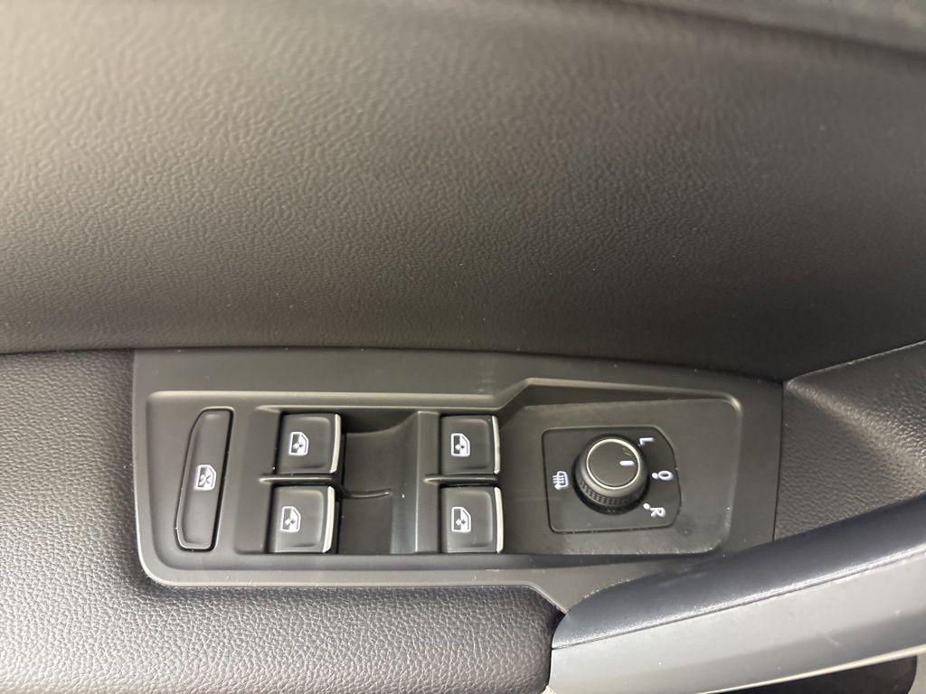 Thumbnail: 2020 Volkswagen Tiguan - 17