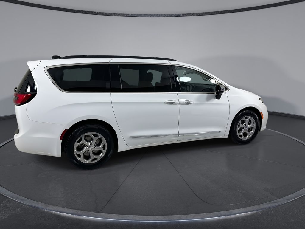 Thumbnail: 2023 Chrysler Pacifica - 9