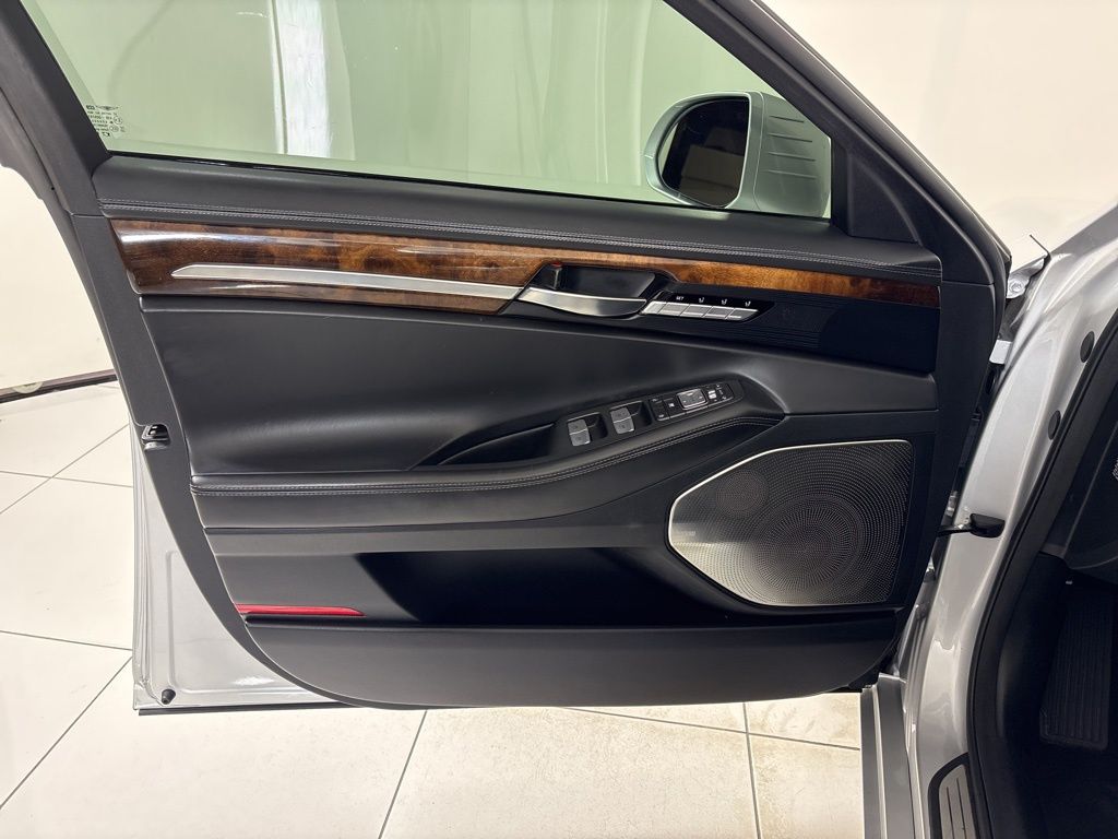 Thumbnail: 2017 Genesis G90 - 16