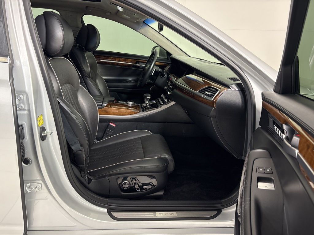 Thumbnail: 2017 Genesis G90 - 12
