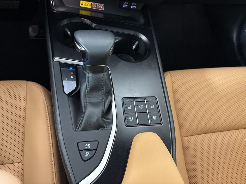 Thumbnail: 2023 Lexus UX - 28