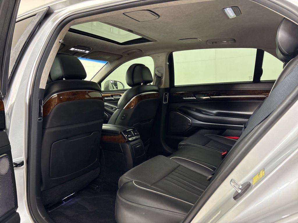 Thumbnail: 2017 Genesis G90 - 18