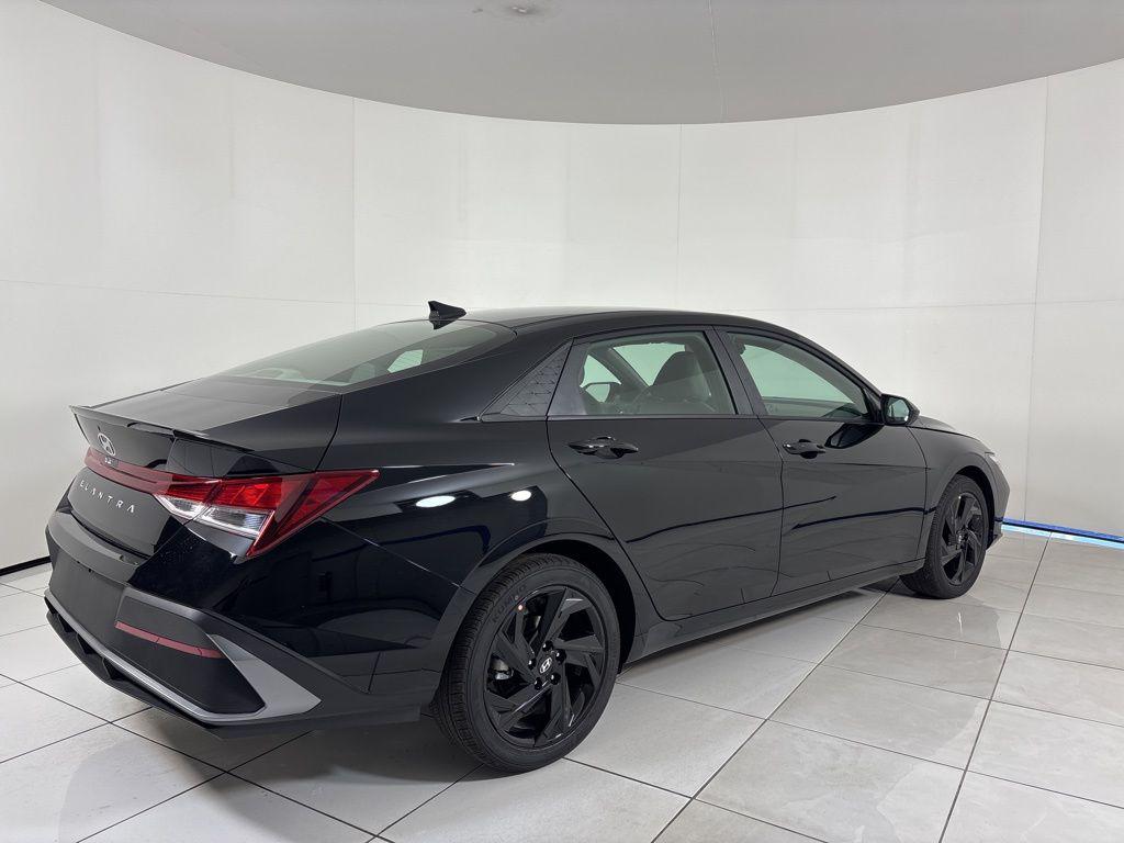 Thumbnail: 2026 Hyundai Elantra - 4